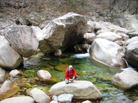 Sandi rock hopping